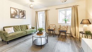 Living area - Cozy 2-Bed near Heathrow/Thorpe Park/Legoland/ Long-Stay Friendly +Free Parking (Staines-upon-Thames)