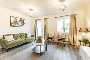 Smart TV - Cozy 2-Bed near Heathrow/Thorpe Park/Legoland/ Long-Stay Friendly +Free Parking (Staines-upon-Thames)