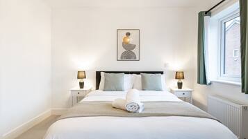 2 bedrooms, travel cot, free WiFi, bed sheets