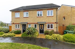 Exterior - Cozy 2-Bed near Heathrow/Thorpe Park/Legoland/ Long-Stay Friendly +Free Parking (Staines-upon-Thames)