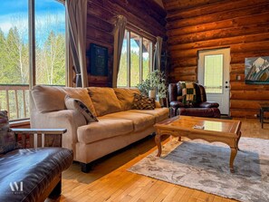 Living area - Raven`s Roost - Rural Cabin Minutes from Golden (Golden)