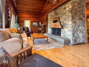 TV - Raven`s Roost - Rural Cabin Minutes from Golden (Golden)
