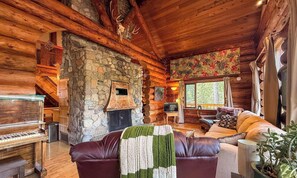 Living area - Raven`s Roost - Rural Cabin Minutes from Golden (Golden)