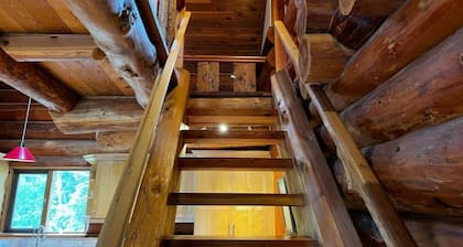 Raven`s Roost - Rural Cabin Minutes from Golden