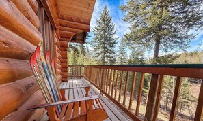 A wooden cabin with a balcony overlooking a forested area. - Raven`s Roost - Rural Cabin Minutes from Golden (Golden)