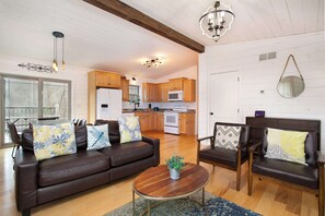 TV, fireplace, DVD player, offices - 2BR Retreat - Hot Tub, Near Dollywood & Pkwy! (Pigeon Forge)