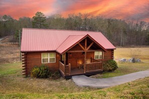 Exterior - 2BR Retreat - Hot Tub, Near Dollywood & Pkwy! (Pigeon Forge)