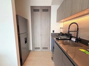 Fridge, microwave, stovetop, coffee/tea maker - w* | Signature 1BR in Be Grand del Valle (Ciudad de México)
