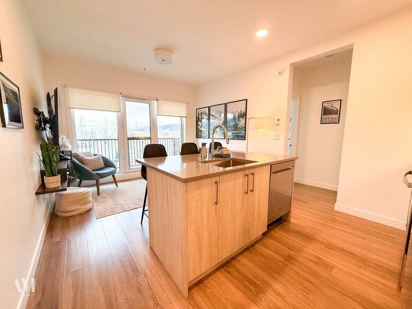 Interior - Whitetooth Vista Luxury Downtown Condo Mtn Views (Golden)