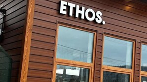 La façana d'un edifici amb el nom "ETHOS" ben visible sobre tres finestres.
