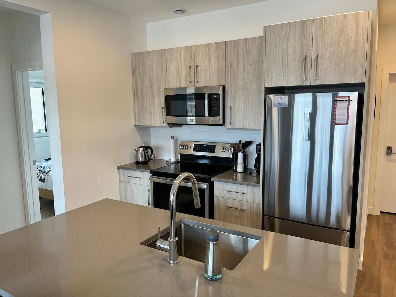 Réfrigérateur, micro-ondes, four, plaque de cuisson