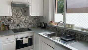 Køleskab, mikrobølgeovn, ovn, kogeplade