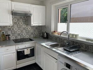 Kylskåp, mikrovågsugn, ugn och spishäll