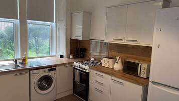 Stovetop, cookware/dishes/utensils