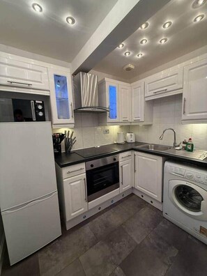 Private kitchen - 2BR Flat • Parking • Near Glasgow Green & Parks (Glasgow)