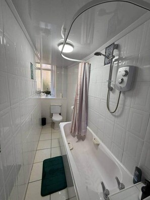 Bathroom - 2BR Flat • Parking • Near Glasgow Green & Parks (Glasgow)