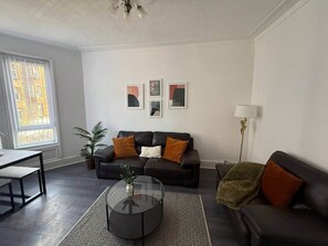 Living area - 2BR Flat • Parking • Near Glasgow Green & Parks (Glasgow)