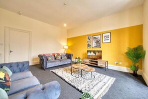 TV - Group Stay • 4BR • Sleeps 11 • Near Ibrox •Parking (Glasgow)