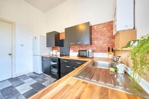 Stovetop - Group Stay • 4BR • Sleeps 11 • Near Ibrox •Parking (Glasgow)