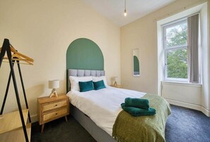 Een strijkplank/strijkijzer, wifi, beddengoed