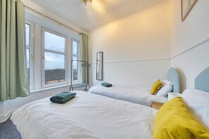 Iron/ironing board, WiFi, bed sheets - 3BR Flat • Near Maryhill Park & West End • Parking (Glasgow)