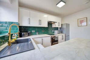 Kylskåp, mikrovågsugn, ugn och spishäll