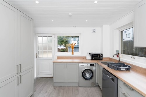 Whitburn 3BR Stay • Free Parking • Quick M8 Access