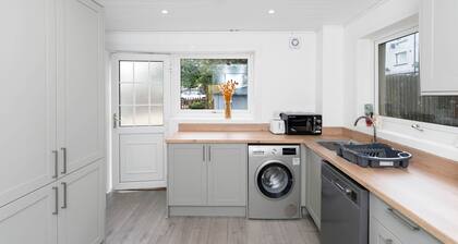 Whitburn 3BR Stay • Free Parking • Quick M8 Access