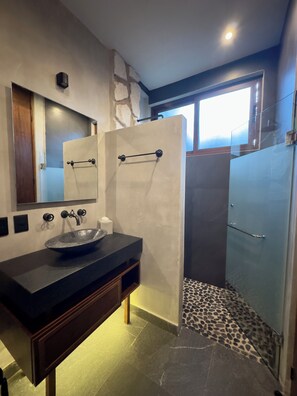 Hair dryer, towels, soap, toilet paper - Boutique Jungle 1BR with Pool & Fast Wi-Fi (Tulum)