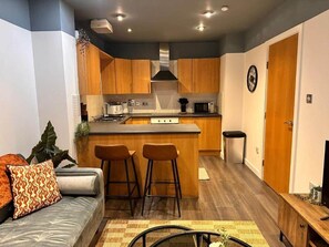 TV - Stylish 2 bed City Retreat (Glasgow)