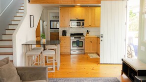 Microwave, oven, stovetop, dishwasher - Cozy 2-bedroom townhome in OB with sunny deck and AC (San Diego)