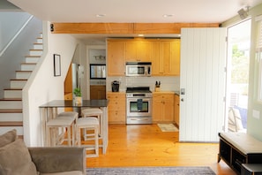 Microwave, oven, stovetop, dishwasher - Cozy 2-bedroom townhome in OB with sunny deck and AC (San Diego)