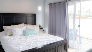 2 bedrooms, iron/ironing board, WiFi, bed sheets - Cozy 2-bedroom townhome in OB with sunny deck and AC (San Diego)
