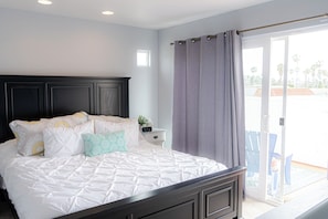 2 bedrooms, iron/ironing board, WiFi, bed sheets - Cozy 2-bedroom townhome in OB with sunny deck and AC (San Diego)