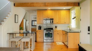 Microwave, oven, stovetop, dishwasher - Cozy 2-bedroom townhome in OB with sunny deck and AC (San Diego)