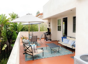 Outdoor dining - Cozy 2-bedroom townhome in OB with sunny deck and AC (San Diego)