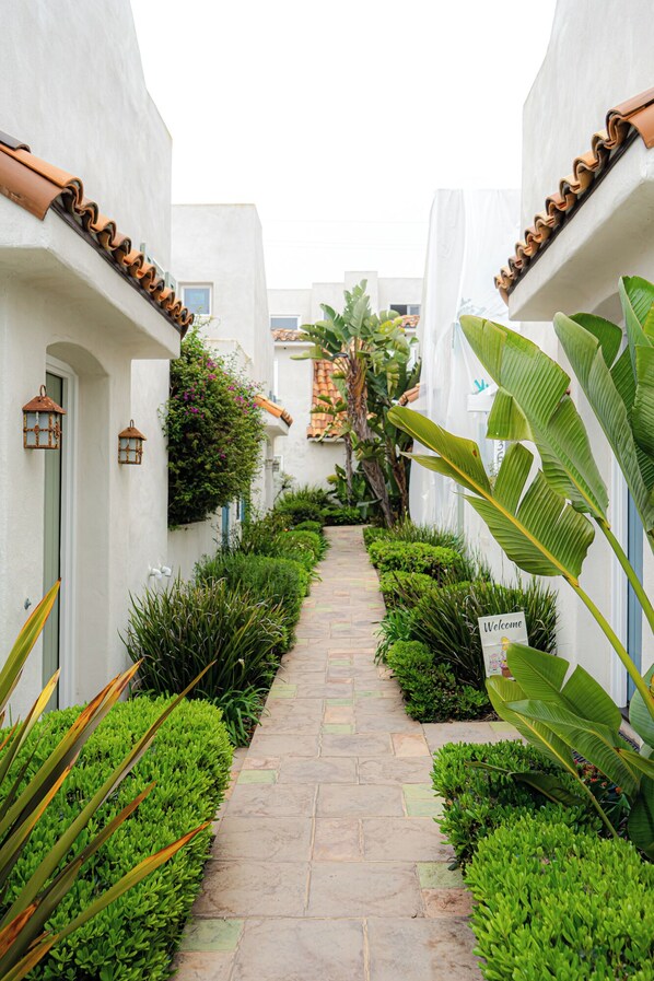 Property grounds - Cozy 2-bedroom townhome in OB with sunny deck and AC (San Diego)