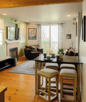 TV, fireplace - Cozy 2-bedroom townhome in OB with sunny deck and AC (San Diego)