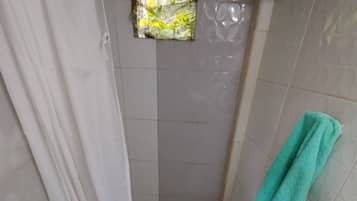 Regadera, toallas, jabón, shampoo