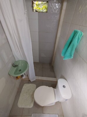 Shower, towels, soap, shampoo - Cozy room in Termales - Nuquí (Nuquí)