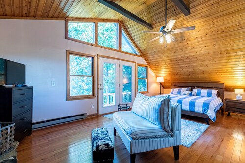 ❤ Cozy Log Cabin w/Stunning View! Waterfall, 3 Fireplaces, Arcade, Stocked! 🏞