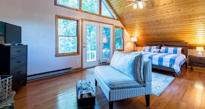 ❤ Cozy Log Cabin w/Stunning View! Waterfall, 3 Fireplaces, Arcade, Stocked! 🏞