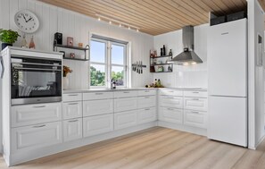 Geladeira, cooktop, lava-louças, cafeteira/chaleira