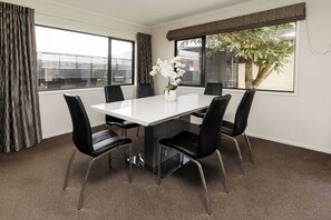 Dining - Strandon Coastal Townhouse - New Plymouth (New Plymouth)