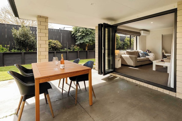 Outdoor dining - Strandon Coastal Townhouse - New Plymouth (New Plymouth)