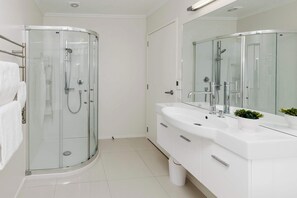 Shower, hair dryer - Strandon Coastal Townhouse - New Plymouth (New Plymouth)
