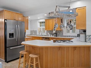Fridge, microwave, oven, stovetop - Beautiful Historic South Hill Home (Spokane)