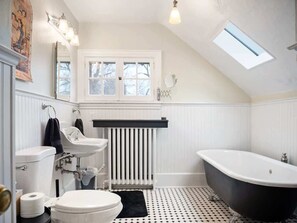 Shower, hair dryer - Beautiful Historic South Hill Home (Spokane)