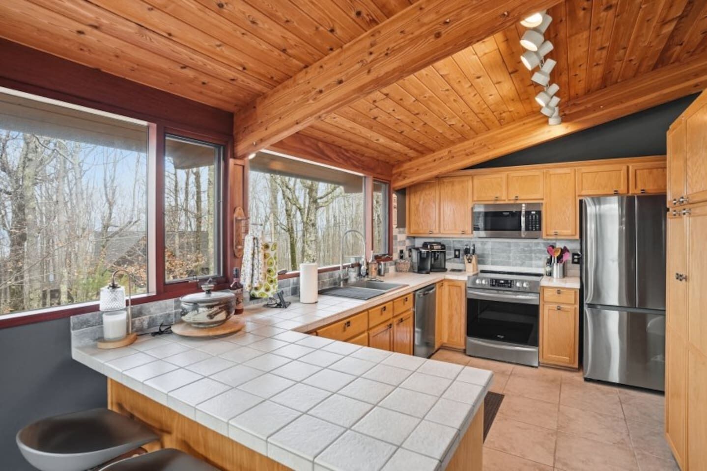 Réfrigérateur, four à micro-ondes, un four, surface de cuisson