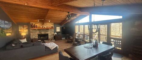 Televisie, een open haard en boeken